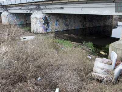 Scendiamo una piccola scalinata in pietra e tra i pilastri del sovrappasso, nonostante la presenza di rifiuti ingombranti...